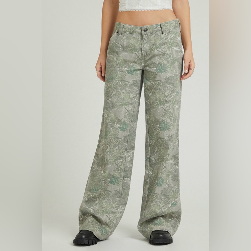 Pac sun Casey low rise baggy camo pants nwt